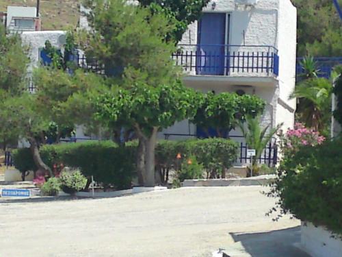 Фотография из галереи Aetos Beach Bungalows в Каристосе