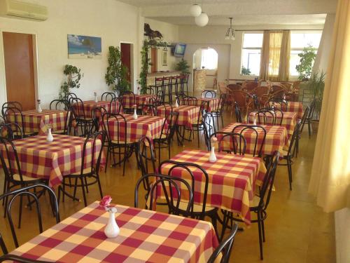 Фотография из галереи Aetos Beach Bungalows в Каристосе