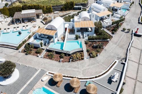 einen Luftblick auf eine Villa mit einem Pool in der Unterkunft Oia Sunset Villas in Oia