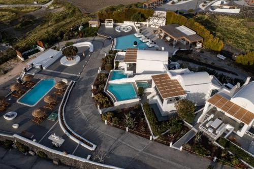 una vista aérea de una casa con paneles solares en el techo en Oia Sunset Villas, en Oia