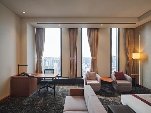 ソウルにあるRoynet Hotel Seoul Mapoのデスク、椅子、窓が備わる客室です。