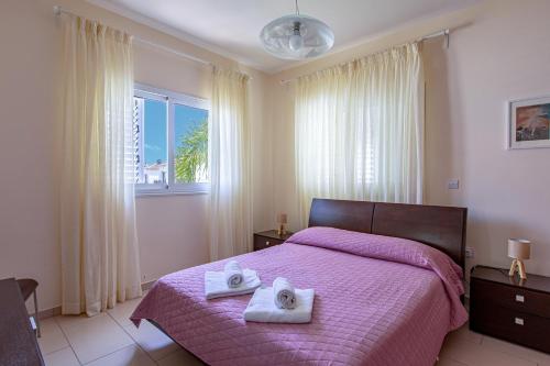 Un pat sau paturi într-o cameră la Villa Nova