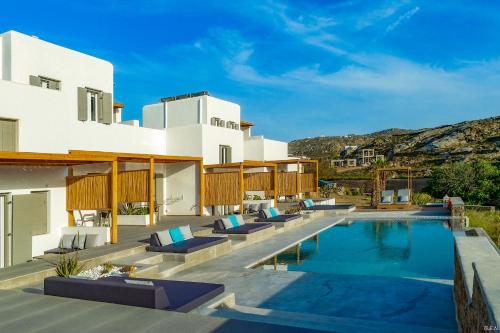 una imagen de una villa con piscina en CASA DI PIETRA MYKONOS, en Klouvas