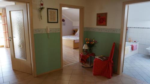 La salle de bains est pourvue d'une porte menant à une chambre. dans l'établissement Ferienwohnung Mies, à Waldkirchen