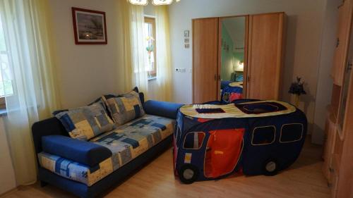 sala de estar con cama y sofá en Ferienwohnung Mies, en Waldkirchen