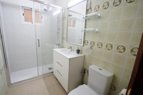 ミアミ・プラトーヤにあるCasas Blancas 42のバスルーム(トイレ、シャワー、シンク付)