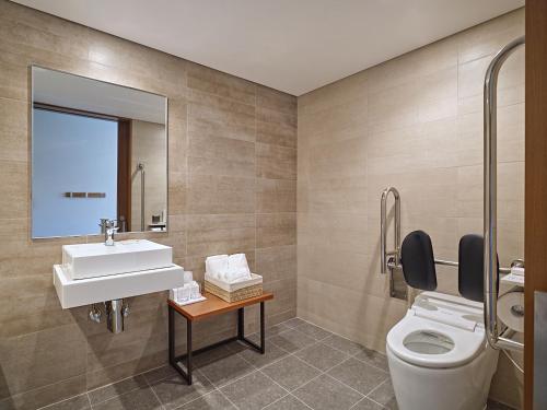 ห้องน้ำของ Roynet Hotel Seoul Mapo