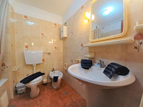 Ванная комната в Castelos Beach Apartment 1