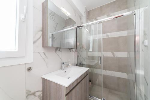 Ένα μπάνιο στο Thalassa & Thalassa Prive Residential Complex