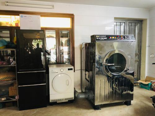 的住宿－Quốc Kiên hotel，一间带洗衣机和洗衣机的房间