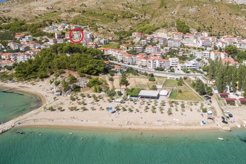 eine Luftansicht auf einen Strand mit einem roten Kreis in der Unterkunft Golden View Apartment in Duće