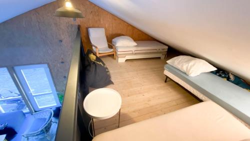 フェーマルンにあるHostel oder Ferienwohnung 1-16 Personen im BLAUEN HAUSのベッドと椅子のある小さな部屋