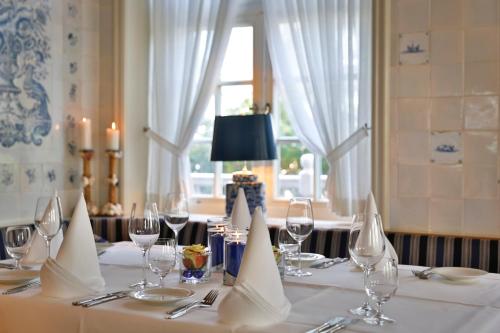 a table with wine glasses and napkins on it at Hotel und Restaurant Jörg Müller in Westerland (Sylt)