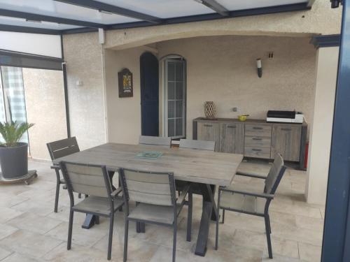 a dining room table and chairs in a kitchen at Chez Didier et Myriam in Portiragnes