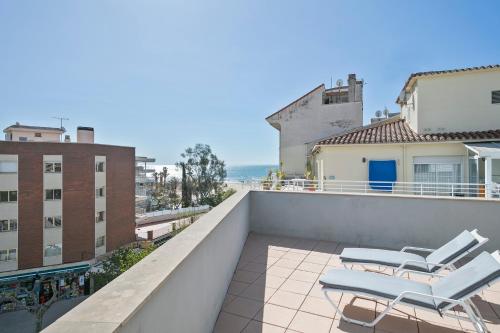 a balcony with chairs and a view of the ocean at Apartaments Pepita Bandert in Cambrils