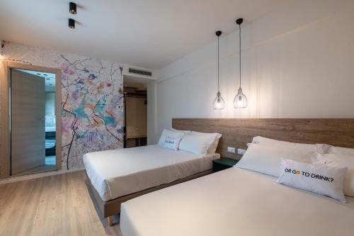 Tempat tidur dalam kamar di Catignano Hotel Ristorante