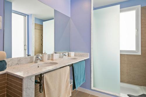 a bathroom with a sink and a mirror at Apartaments Pepita Bandert in Cambrils