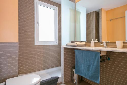 a bathroom with a toilet and a sink at Apartaments Pepita Bandert in Cambrils