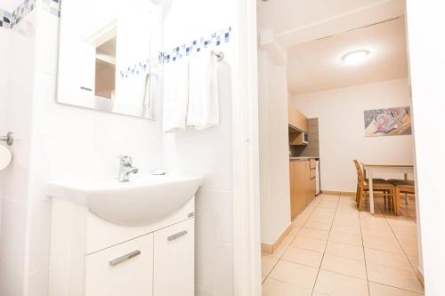 Ванная комната в Vrissaki Hotel Apartments