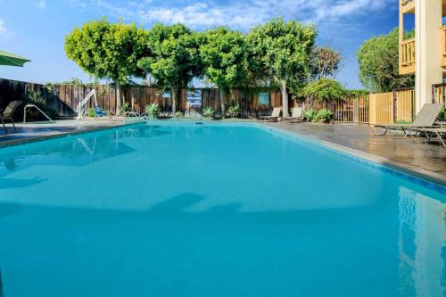 une grande piscine d'eau bleue dans l'établissement La Quinta Inn & Suites by Wyndham Irvine Spectrum, à Irvine