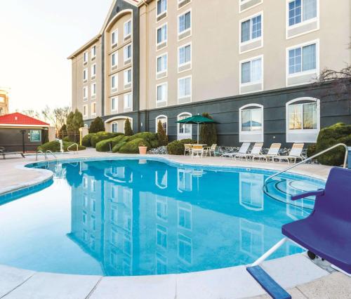 una piscina di fronte a un edificio di La Quinta by Wyndham Grand Junction Airport a Grand Junction