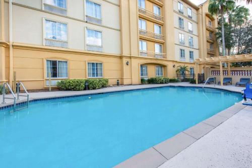a large swimming pool in front of a building at La Quinta by Wyndham Tampa Brandon Regency Park in Brandon