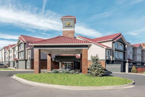 un edificio con una torre de reloj encima en La Quinta by Wyndham Denver Tech Center en Greenwood Village