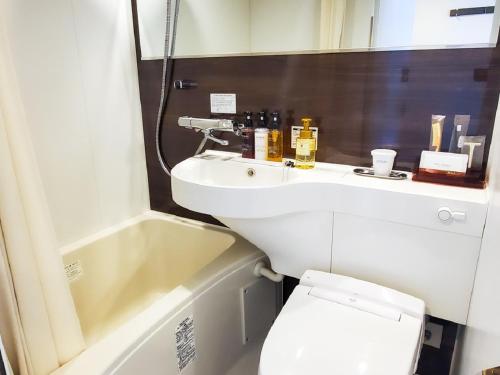 Phòng tắm tại HOTEL LiVEMAX Yokohama Stadium Mae
