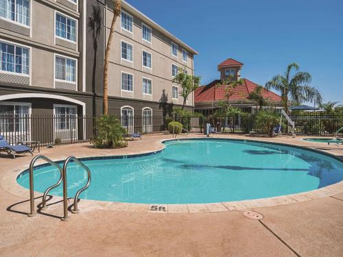 a large swimming pool in front of a building at La Quinta by Wyndham Phoenix Chandler in Phoenix