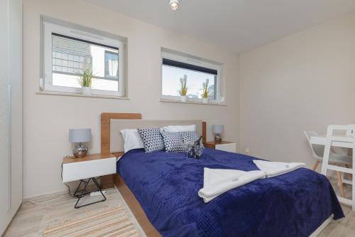 Postel nebo postele na pokoji v ubytování Sunny Apartment Łukęcin by Renters