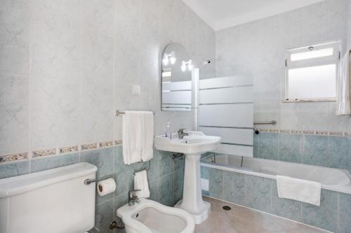 un bagno con lavandino, WC e vasca di Cantinho da Sara a Portimão