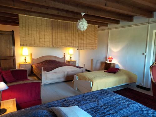 Habitación de hotel con 2 camas y sofá en La Grange à outeaux, en Montpont-en-Bresse