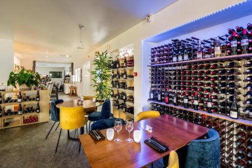 Nápoje v ubytování LOGIS Hôtel Restaurant Le Clos Fleuri