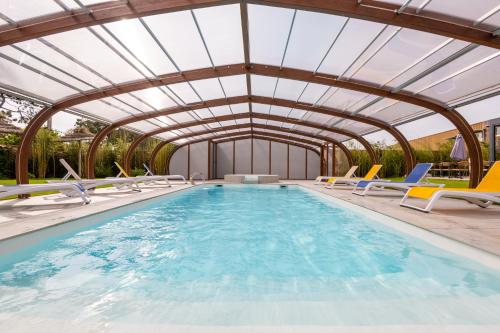 Bazén v ubytování LOGIS Hôtel Restaurant Le Clos Fleuri nebo v jeho okolí