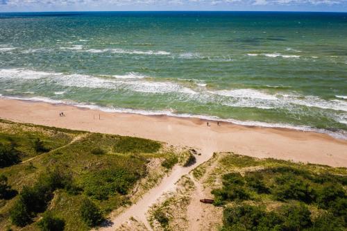 - une vue aérienne sur une plage avec l'océan dans l'établissement Stella, à Ziemupe