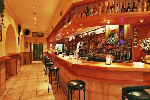 un bar con una fila de taburetes en un restaurante en Hospedería El Convento, en Estremera