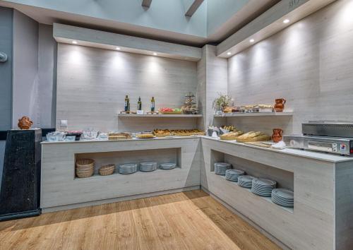 a kitchen with aasteryasteryasteryasteryasteryasteryasteryasteryasteryasteryasteryastery at Virgen de los Reyes in Seville