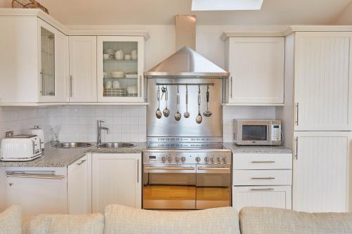 A kitchen or kitchenette at Host & Stay - The Plaice