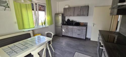 a kitchen with a table and a counter top at Büdingen Hanau Frankfurt Monteurwohnung in Büdingen