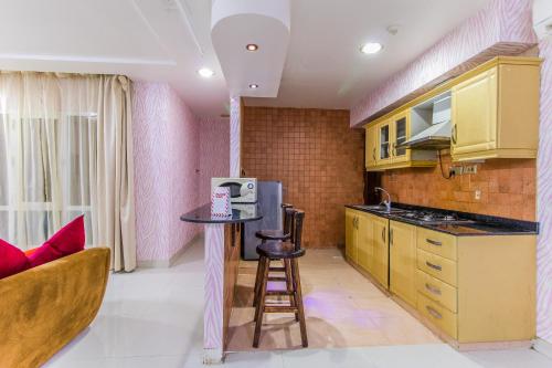 Virtuve vai virtuves zona naktsmītnē OYO 109 Al Thabit Modern Hotel Apartment