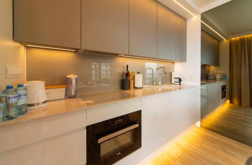 A kitchen or kitchenette at Apartament Dream View Gardenia Front