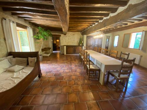 a large dining room with a table and chairs at Gîte le Moulin Samsara in Homps