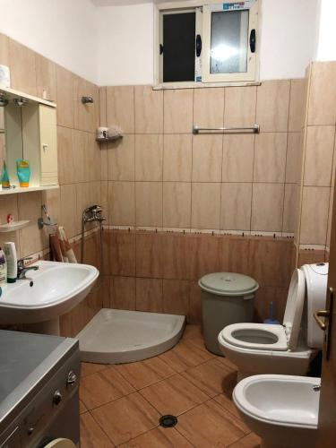 La salle de bains est pourvue de toilettes et d'un lavabo. dans l'établissement Beach Appartment 101, à Golem