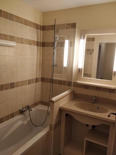 une salle de bain avec une baignoire, un lavabo et une douche dans l'établissement Les Coteaux B10, Maison T3 climatisée dans le domaine du golf de Pont Royal, 6 pers maxi, à Mallemort