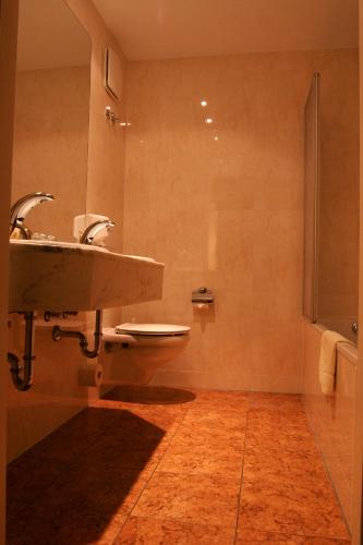 Bilik mandi di Landhotel Hallnberg