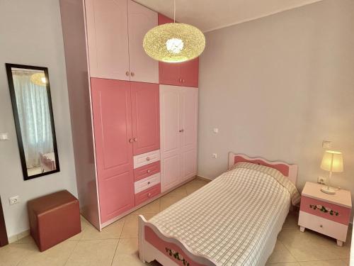 Ένα ή περισσότερα κρεβάτια σε δωμάτιο στο Villa Stelianna