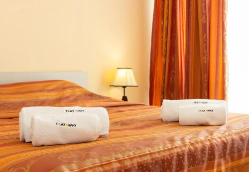 una habitación de hotel con 2 toallas en una cama en Cozy 1BD Apartment with a Spacious Terrace by Flat Mаnager, en Balchik