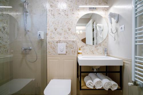 a bathroom with a sink and a mirror at Pensiunea Casa Sturza in Bacău
