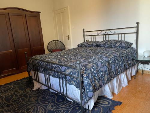 1 dormitorio con 1 cama con edredón azul y blanco en Casa Ela, en Serra San Bruno