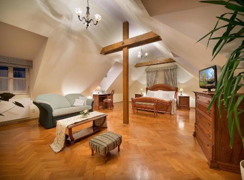 プラハにあるブティック ホテル コンスタンスの天井に十字架のあるリビングルーム